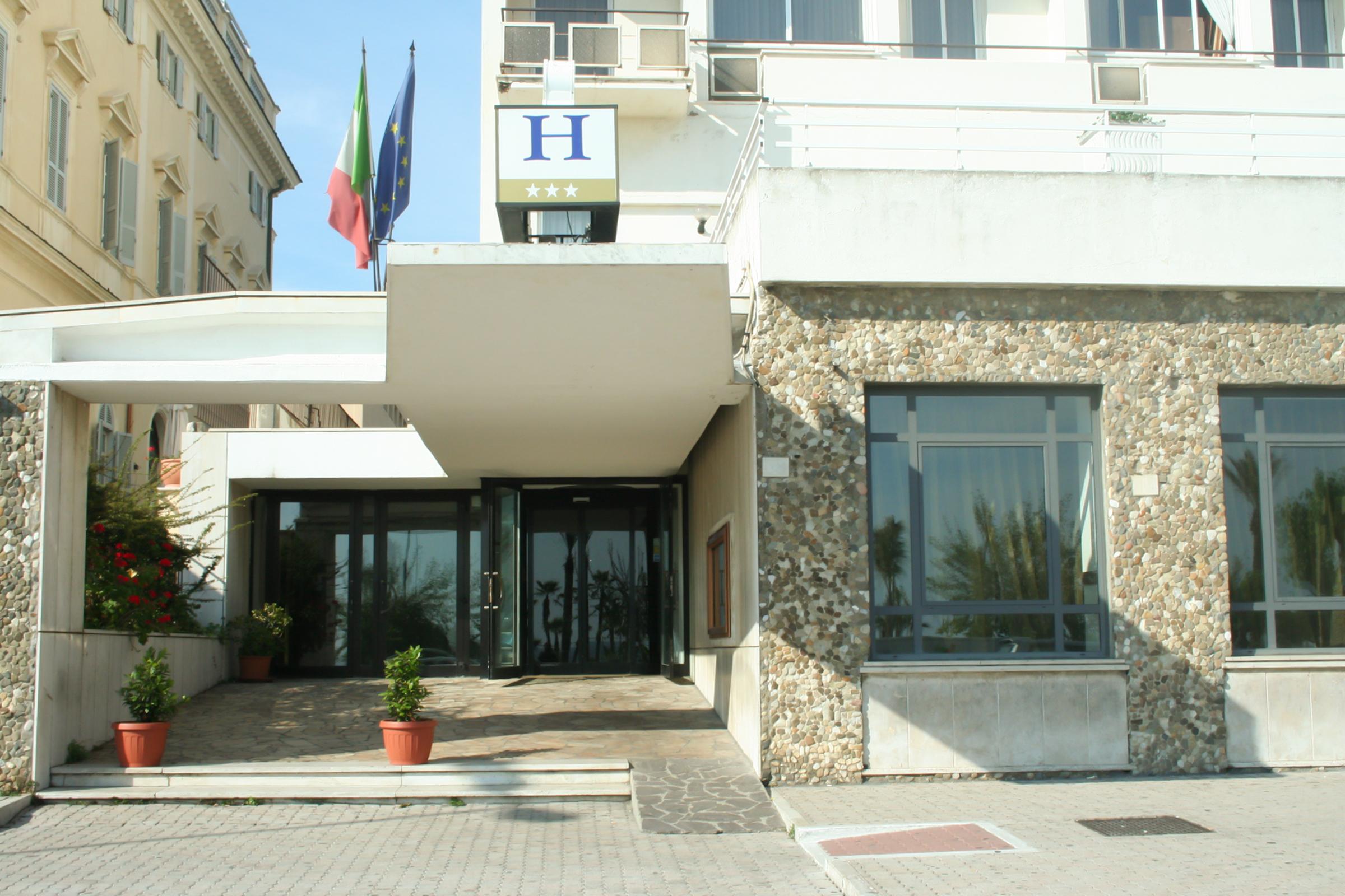 Hotel Mediterraneo チビタベッキア エクステリア 写真
