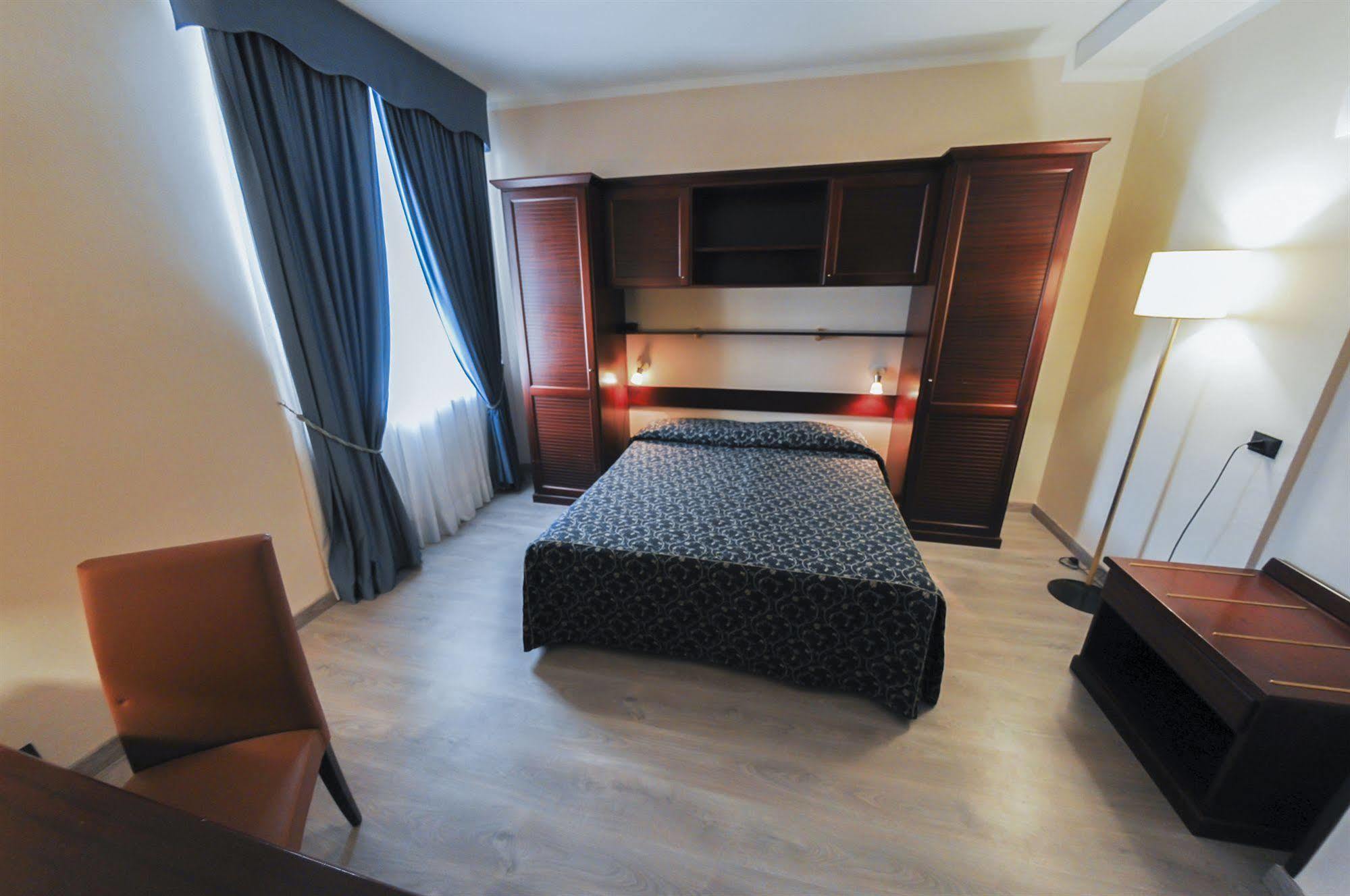 Hotel Mediterraneo チビタベッキア エクステリア 写真