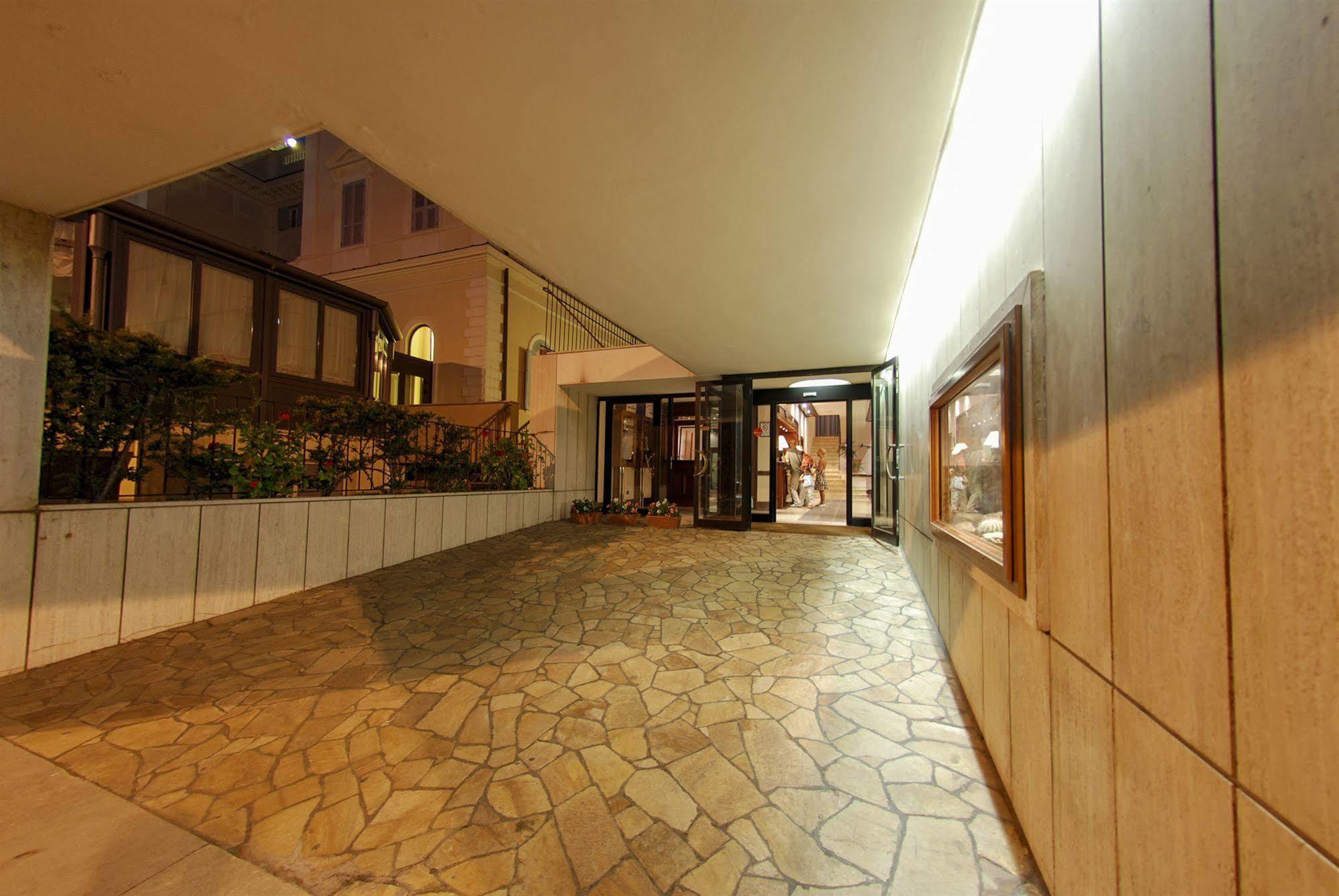 Hotel Mediterraneo チビタベッキア エクステリア 写真